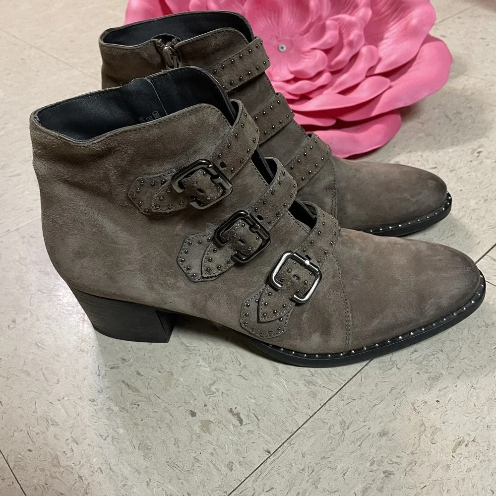 PAUL GREEN SoHo Moto Studded Buckle Suede Leather Ankle‎ Booties Sz 9 in Mineral